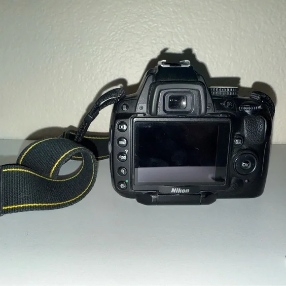 Nikon D5000 (lens not included) - Picture 3 of 4
